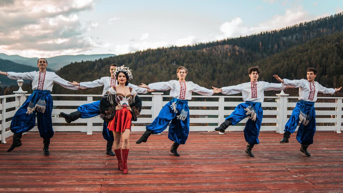KRISTONKO показала характер української дівчини у новій пісні "BANDERA"